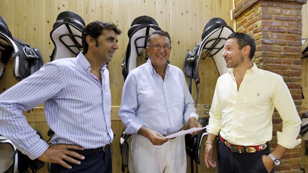 El presidente de Córdoba Ecuestre junto al vicepresidente y el gerente