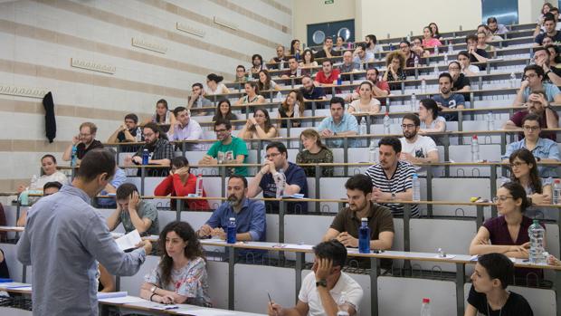 Opositores duranteun examen