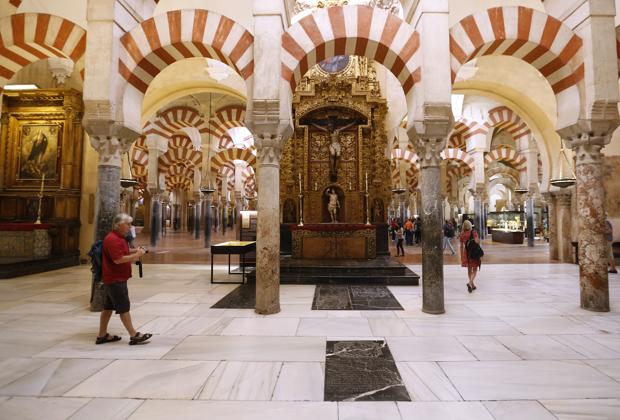 Un grupo de personas dentro del templo diocesano de Córdoba