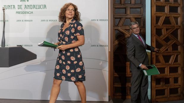La consejera de Conocimiento, Investigación y Universidad, Lina Gálvez, y el portavoz del ejecutivo, Juan Carlos Blanco