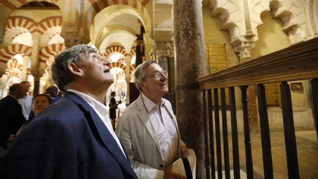 Rafael Moneo, con el arquitecto Gabriel Rebollo, en la Mezquita-Catedral de Córdoba