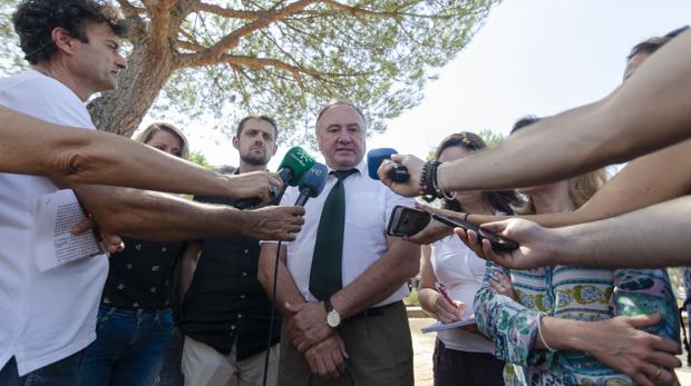 El eurodiputado eslovaco Pal Csáky (PPE) atiende a los medios