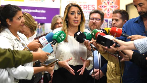 Susana Díaz, atendiendo a los medios este jueves en Córdoba