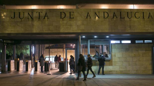 Puerta de entrada a Torretriana, sede de la Consejería de Hacienda y Administración Pública