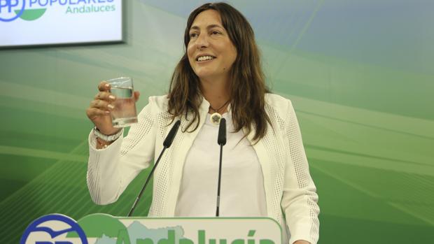 Loles López, secretaria general del PP andaluz, en una rueda de prensa