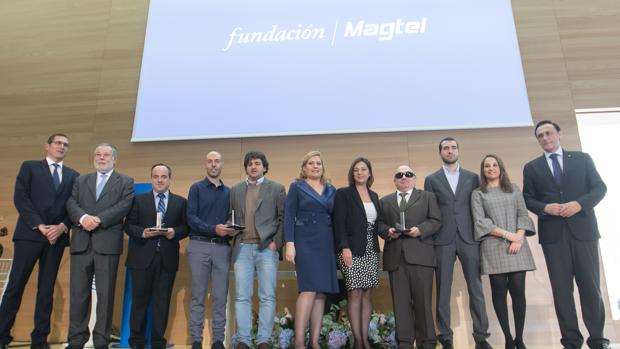 Foto de familia de los galardonados junto a las autoridades en el Palacio de Congresos de Córdoba