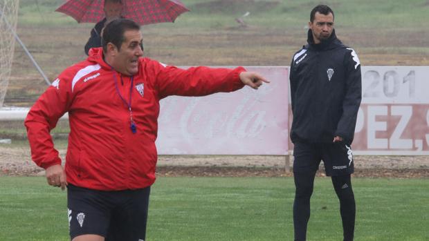 Sandoval, en medio de la lluvia, junto a De las Cuevas, en el entrenamiento del miércoles