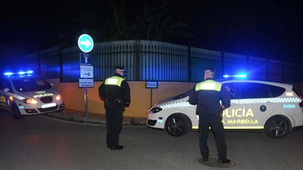 Vehículos policiales en la urbanización de Nagüeles