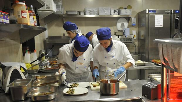 Trabajadores en los fogones de una cocina
