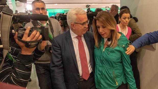 Susana Díaz con el vicepresidente Jiménez Barrios en la noche electoral tras conocerse los resultados