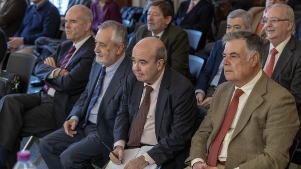 Los expresidentes Chaves y Griñán, junto a los exconsejeros Zarrías y Viera