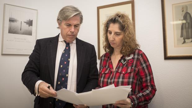 María Dolores de los Santos, afectada por el impuesto de sucesiones, con el letrado Armando Rozados