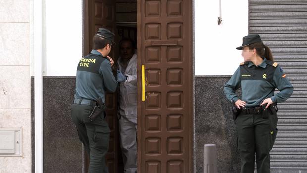 Agentes de la Guardia Civil a la entrada de la casa de Montalbán donde fue herido un compañero