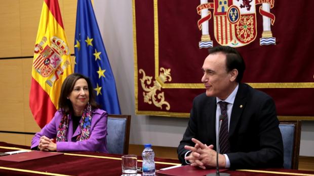 La ministra de Defensa, Margarita Robles, junto al rector de la UCO, José Carlos Gómez Villamandos, este jueves
