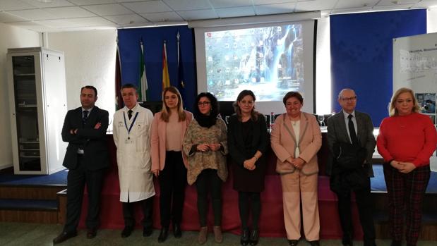 La consejera de Salud, Marina Álvarez, junto a profesionales de la sanidad