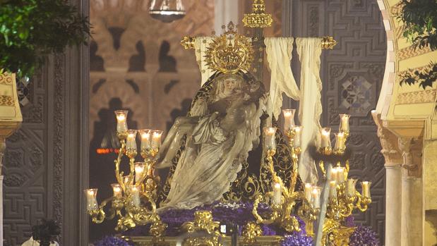 Salida procesional de Nuestra Señora de las Angustias coronada en el año 2015