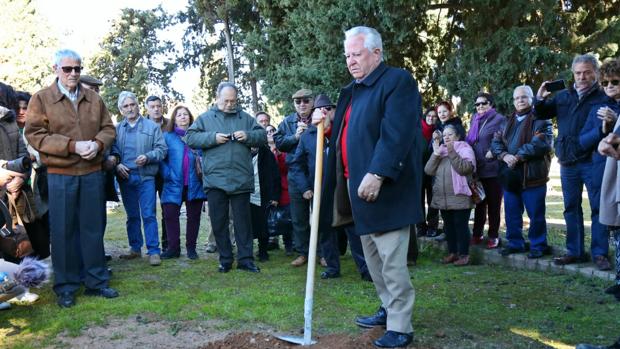Los familiares de víctimas del franquismo, ayer en el cementerio
