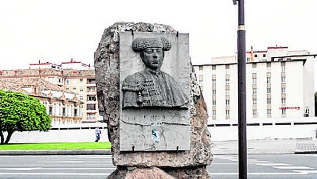 El busto de Guerrita, frente a la Diputación, en una imagen de archivo