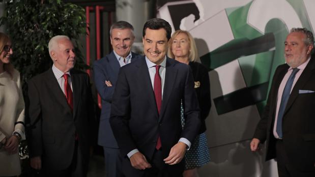 Juanma Moreno en las instalaciones de Canal Sur el 19 de noviembre con motivo del debate electoral