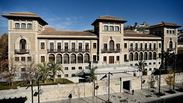 La sede de la Junta de Andalucía en Granada, donde el gobierno en funciones habría estado destruyendo documentación, según el Partido Popular