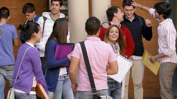 Alumnos de la Facultad de Derecho de la UCO, en un descanso entre clases en el patio