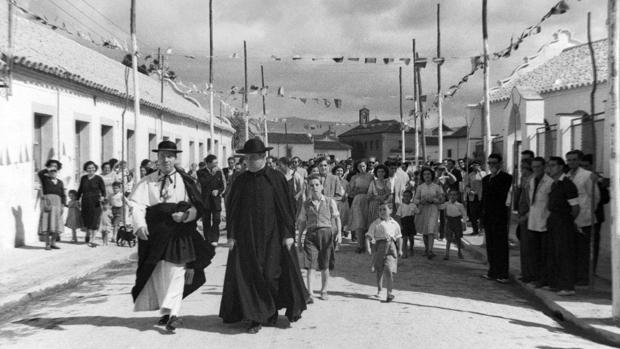 Fray Albino visita el barrio del Campo de la Verdad, muy cerca de la sede canónica del Amor