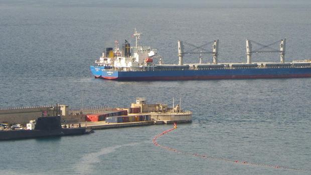A la izquierda, el propulsor nuclear atracado en la base naval de Gibraltar