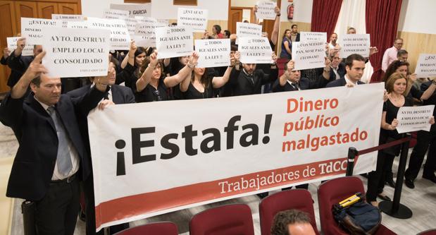 Protesta de los trabajadores de Tanatorios de Córdoba, durante un Pleno
