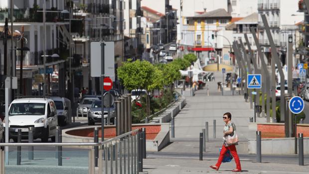 Una mujer camina por el Centro de Córdoba