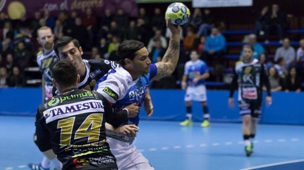 Rudovic intenta parar un ataque del Benidorm