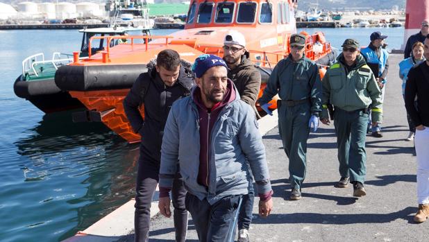 Tres hombres de origen argelino a su llegada al puerto de Motril (Granada)