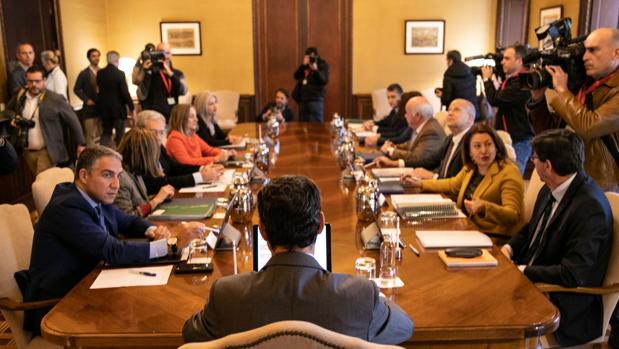 Primer consejo de Gobierno presidido por Juanma Moreno en San Telmo y al que no acudió García Valera por motivos de salud