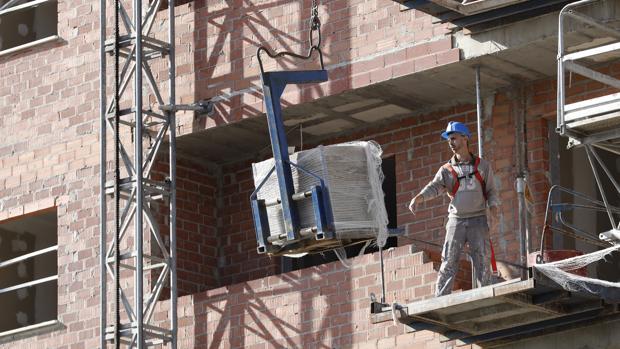 Un trabajador de la construcción en una promoción de viviendas