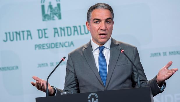 El portavoz y consejero de la Presidencia, Elias Bendodo, durante la rueda de prensa