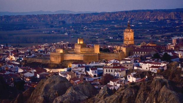 La Alcazaba y la Catedral de Guadix, iluminadas al caer noche, desde el Barrio de las Cuevas.