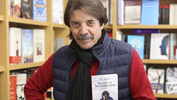 Amador con su libro reciente durante la entrevista