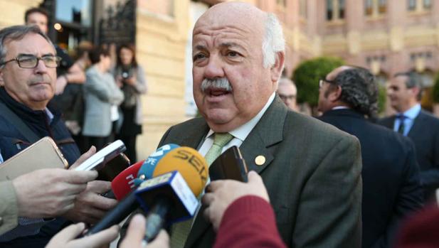 El consejero de Salud, Jesús Aguirre, durante su visita el pasado jueves a Córdoba