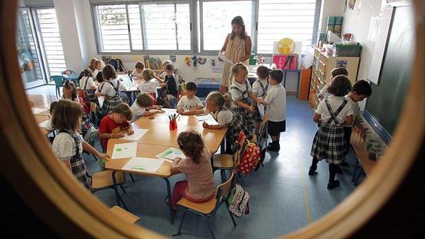 Una profesora dando clases
