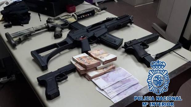 Armas y efectos intervenidos en el registro de la Policía