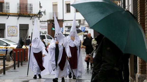 Nazarenos de la Salud de Puerta Nueva, entre paraguas el Domingo de Ramos de 2019