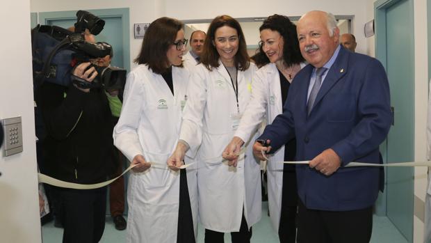 Nieves Romero, a la derecha del consejero Jesús Aguirre, en una visita al hospital Virgen del Rocío
