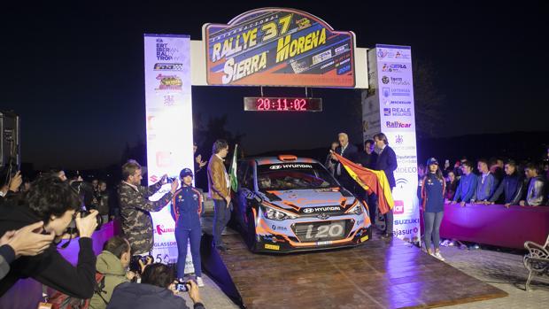 Puesta de largo, en la noche del jueves, del Rallye Sierra Morena