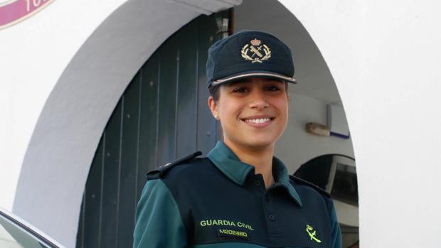 Carmen Pérez a las puertas del puesto de la Guardia Civil de Palma del Río