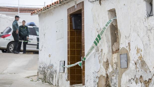 La entrada a la casa de Montoya, precintada por la Guardia Civil