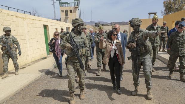 La ministra de Defensa durante su visita a la base ‘Álvarez de Sotomayor’ de la Legión en Almería