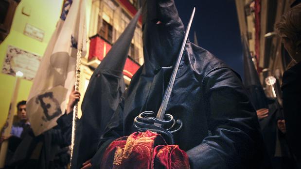 Nazarenos de El Silencio en la «madrugá» sevillana