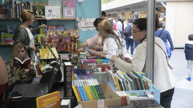 Clientes en la Feria del Libro de este año