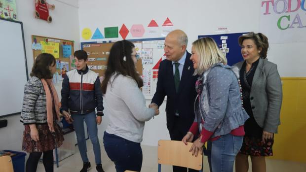 El consejero de Educación, durante su visita al IES Medina Azahara