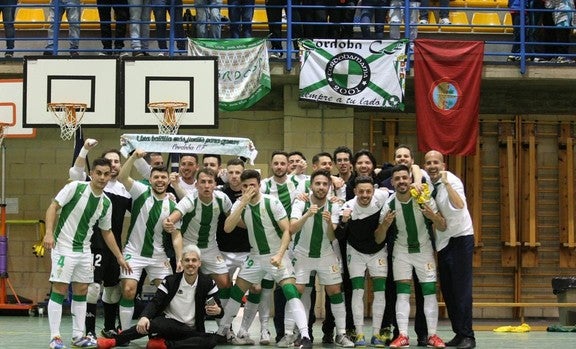 CElebración de la victoria ante la afición desplaza