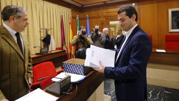 Bellido observa en febrero de 2018 las firmas recogidas pidiendo que no se eliminaran algunas calles